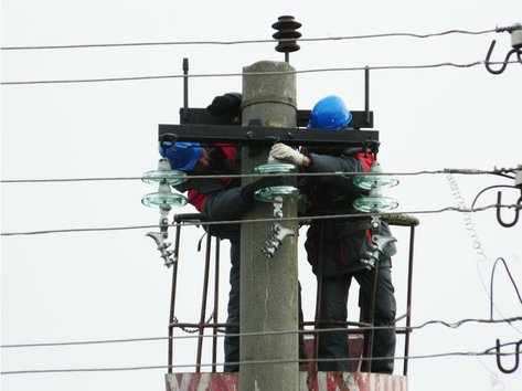 Установка изоляторов на опорах в городе Краснодаре на улице Российской