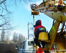 Установка траверс на опорах в городе Краснодаре улице Российской